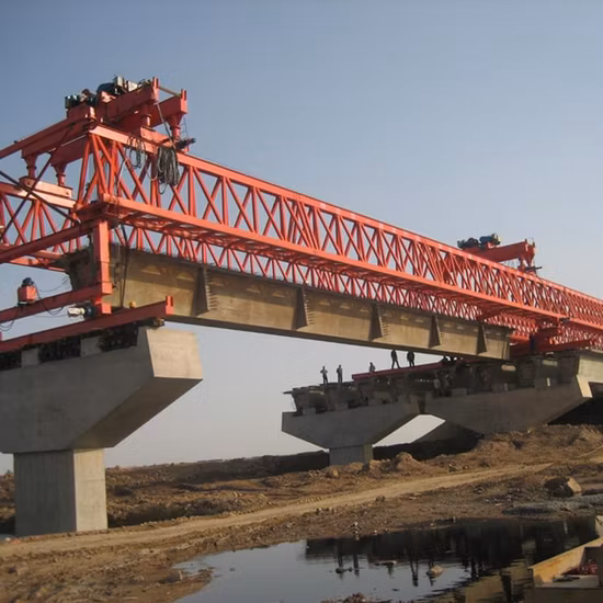 Trave del ponte ferroviario da 200 tonnellate che lancia la gru a cavalletto per l'erezione. Gru di lancio pneumatica